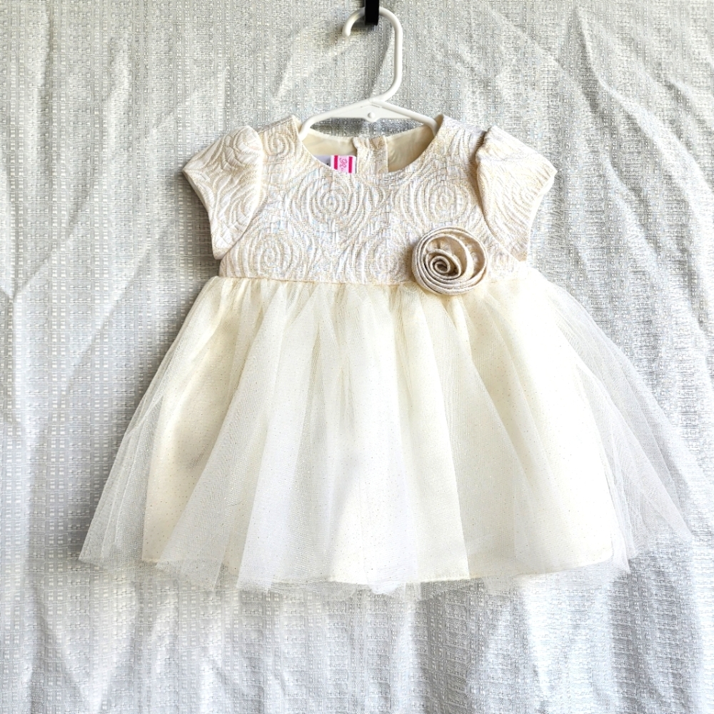 NWOT  CREAM AND GOLD DAMASK WITH TULLE CRINOLINE OCASSION DRESS - SIZE 6M